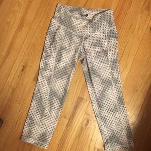 Old Navy cropped gray/white compression pants